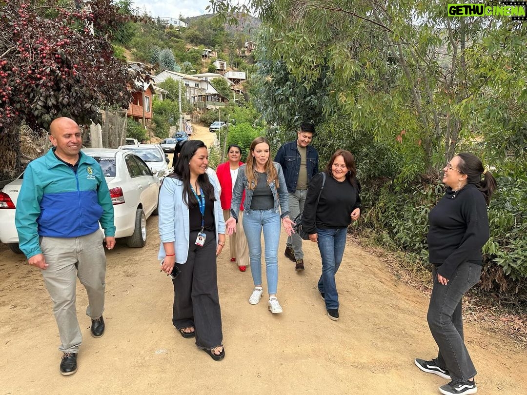 Camila Flores - 322 Likes - ✅ En terreno con los vecinos del comité Volver a empezar de #Olmue
Junto a nuestro #CORE Percy Marin y nuestro alcalde Jorge Jil estuvimos celebrando la alegría de los vecinos del comité de pavimentación volver a empezar del sector Lo Narváez de Olmue por la aprobación de los más de 1100 millones de pesos para pavimentar las calles Serafín Pinto y Pablo Neruda, esto con fondos del Gobierno Regional
Este proyecto contempla muros de contención y el ensanchamiento de calles, lo que le cambiará la calidad de vida a nuestros queridos vecinos
Felices como equipo de poder decir #MisionCumplida