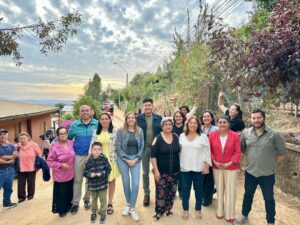 Camila Flores Instagram - ✅ En terreno con los vecinos del comité  Volver a empezar de #Olmue 
Junto a nuestro #CORE Percy Marin y nuestro alcalde Jorge Jil estuvimos celebrando la alegría de los vecinos del comité de pavimentación volver a empezar del sector Lo Narváez de Olmue por la aprobación de los más de 1100 millones de pesos para pavimentar las calles Serafín Pinto y Pablo Neruda, esto con fondos del Gobierno Regional 
Este proyecto contempla muros de contención y el ensanchamiento de calles, lo que le cambiará la calidad de vida a nuestros queridos vecinos 
Felices como equipo de poder decir #MisionCumplida