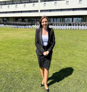 Camila Flores Instagram - ✅ En ceremonia de investidura de oficiales año 2023 de la Escuela Naval 
Con mucho orgullo acompañé a los nuevos oficiales que hoy juraron en la Escuela Naval, en una hermosa, emotiva y patriota ceremonia 
Llena de orgullo ver a esos hombres y mujeres que juran rendir la vida si es necesario por la defensa de la patria 
Para ellos y sus familias mis felicitaciones 🇨🇱