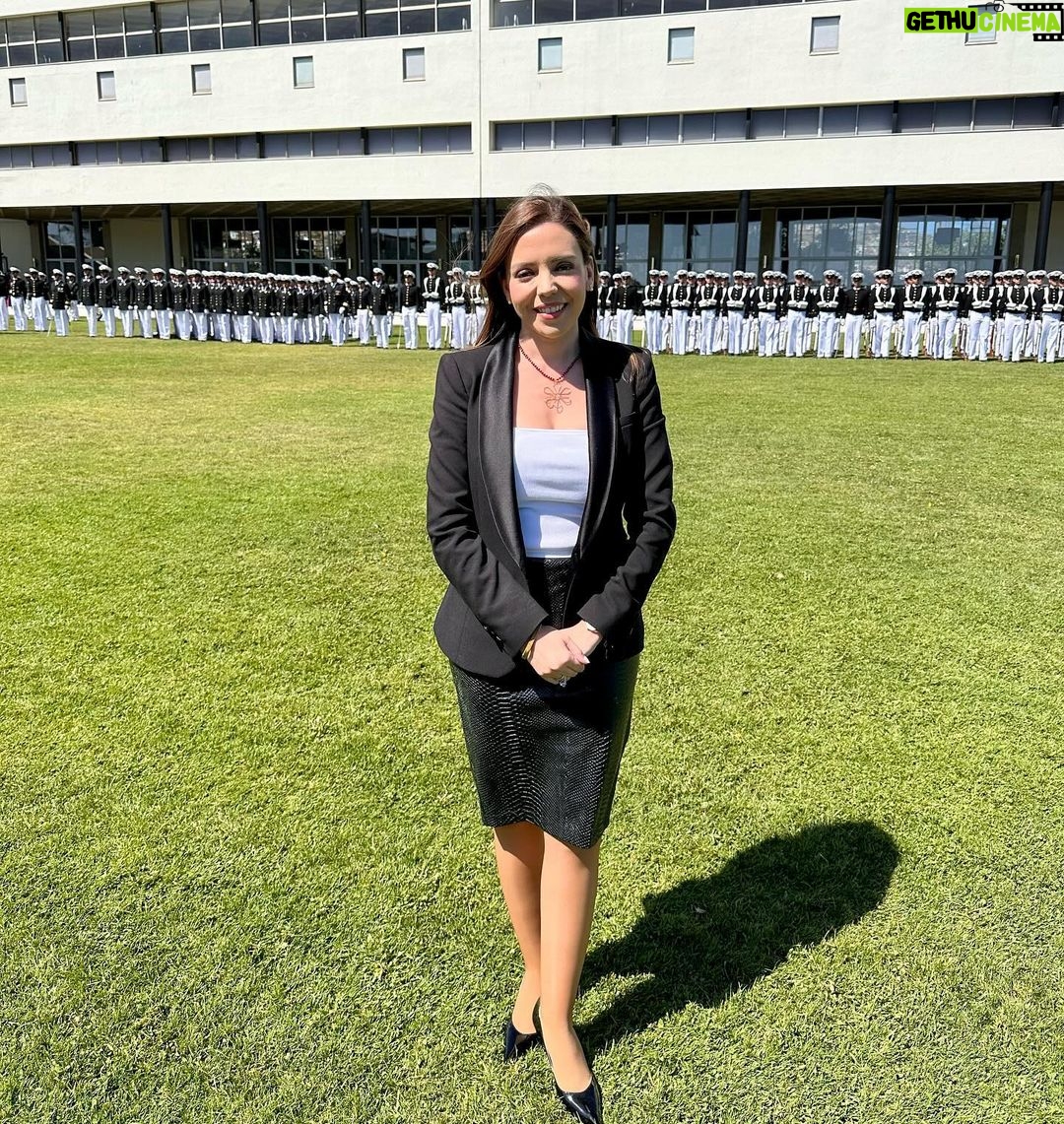 Camila Flores - 1.5K Likes - ✅ En ceremonia de investidura de oficiales año 2023 de la Escuela Naval
Con mucho orgullo acompañé a los nuevos oficiales que hoy juraron en la Escuela Naval, en una hermosa, emotiva y patriota ceremonia
Llena de orgullo ver a esos hombres y mujeres que juran rendir la vida si es necesario por la defensa de la patria
Para ellos y sus familias mis felicitaciones 🇨🇱