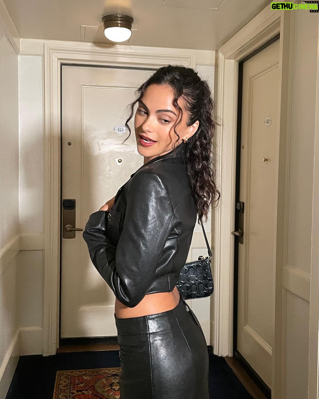 Camila Mendes Instagram - on my way to the library for @coach 📚 #coachny #coachspring24 #NYFW New York Public Library