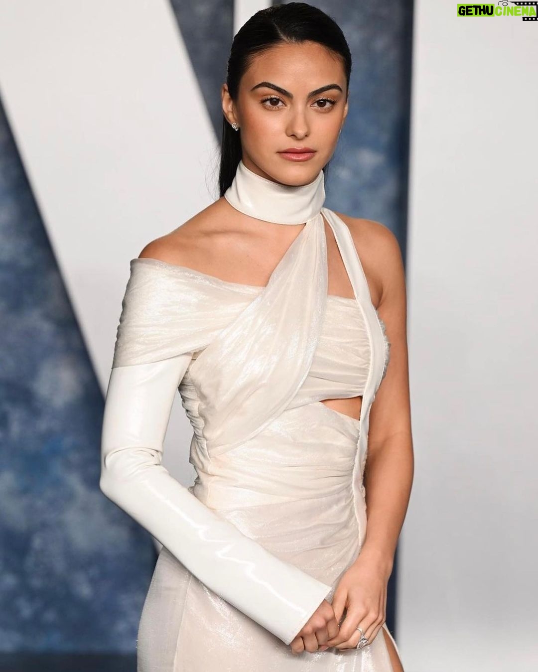 Camila Mendes Instagram - @vanityfair oscar party in vintage @versace 🤍
