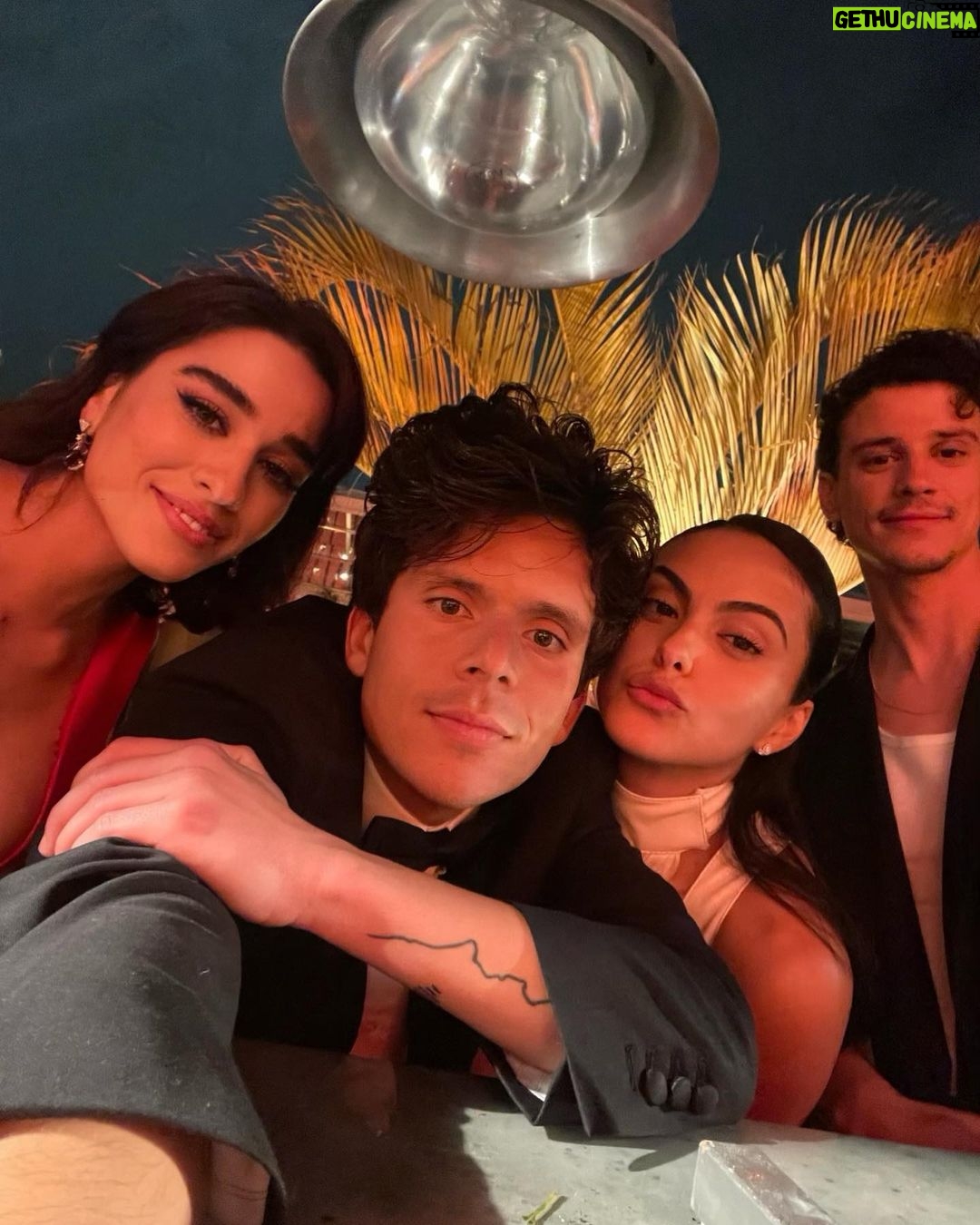 Camila Mendes Instagram - @vanityfair oscar party in vintage @versace 🤍