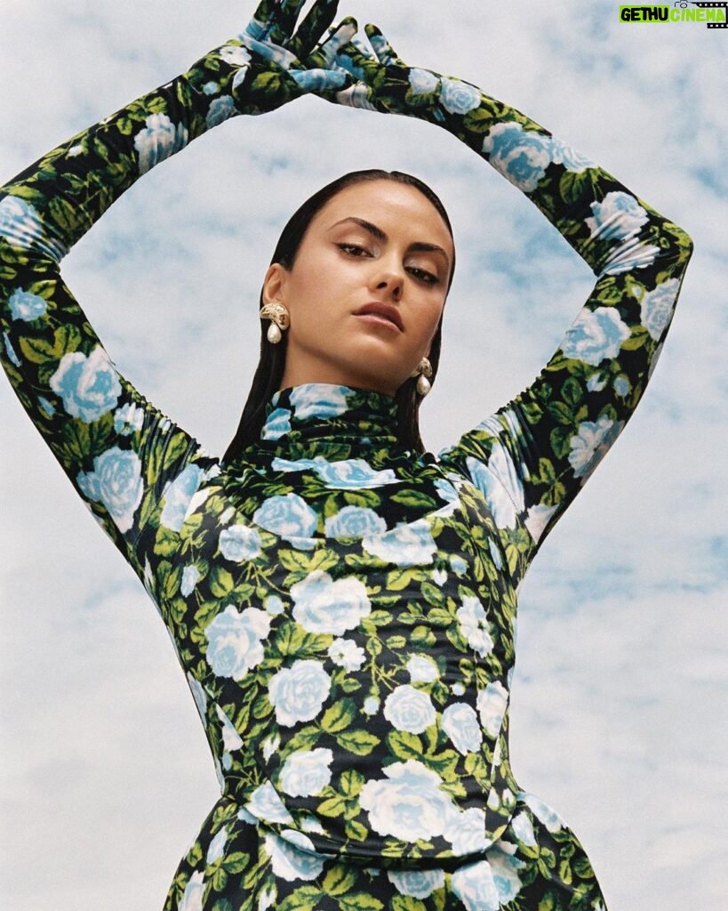Camila Mendes Instagram - haven’t had a chance to properly express my gratitude to @instylemagazine for giving me their fall cover 🍂 shot by the lovely @rosalineshahnavaz and special thanks to @samanthasutton for writing a story that authentically reflects my voice. we talked on zoom for two hours and it didn’t feel like work for one second ♥️ link in bio