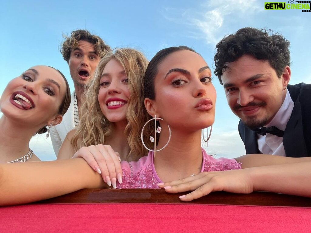Camila Mendes Instagram - armani army reporting for duty 🫡 @gregwilliamsphotography @armanibeauty #armanibeauty #armanibeauties #luminoussilk #venezia79