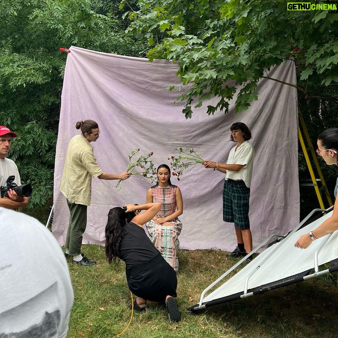 Camila Mendes Instagram - flowers 🤝 my instyle cover shoot @instylemagazine