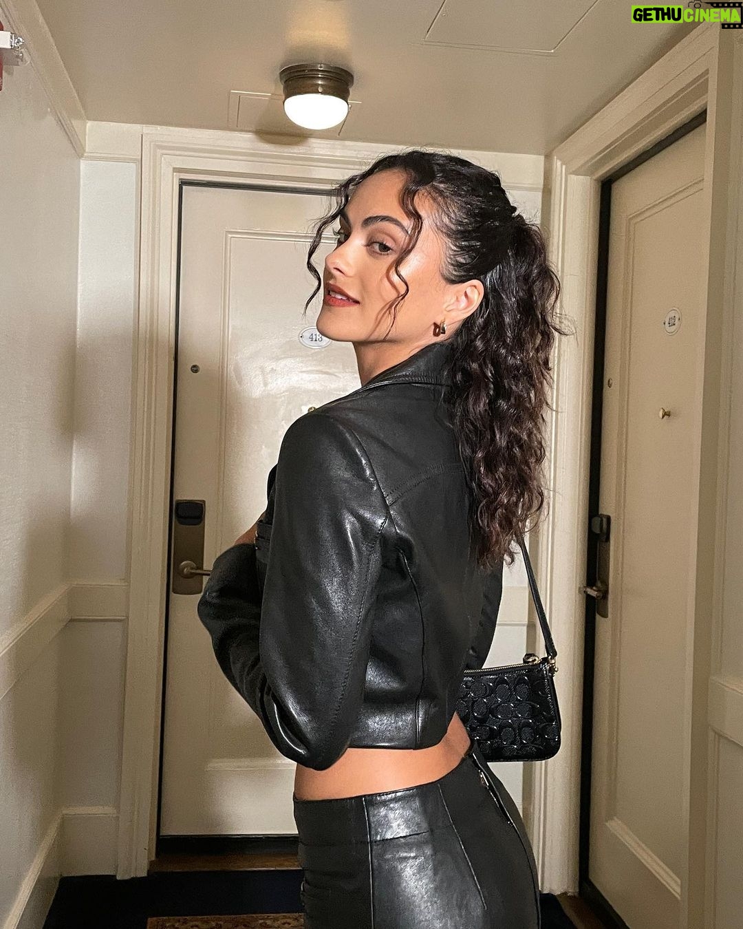 Camila Mendes Instagram - on my way to the library for @coach 📚 #coachny #coachspring24 #NYFW New York Public Library