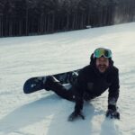 Camilo Instagram – Nos dijeron que había una familia de osos que pasaba todas las noches por el patio de la casa, y que estuviéramos pendientes para verlos. Nunca los vimos. 
Tenía susto de hacer snowboard por miedo a lesionarme. Bajé 10 veces una montaña entera en la tabla, salí sano y salvo, y cuando llegué a la casa me di un golpe en la pantorrilla, y casi me la arranco jajaja
Tomé como 700 cafés al día para mantenerme caliente.
Me puse la misma chaqueta todos los días porque era la única que calentaba bien.
Me puse oxígeno un montón de veces, porque a 3800 metros de altura es muy difícil respirar.
Pinté todos los días.
Fuimos felices en la nieve. ❄️♥️🥶🐻🍄
