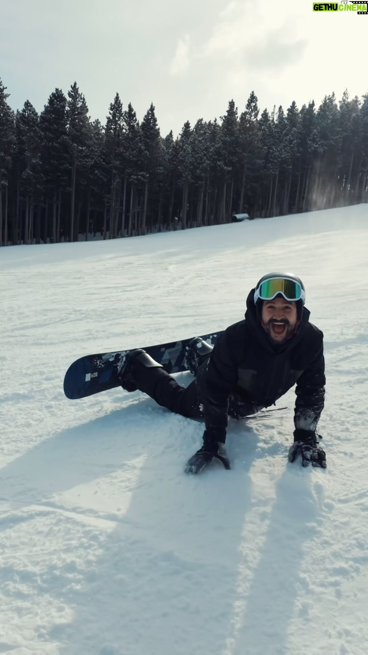 Camilo Instagram - Nos dijeron que había una familia de osos que pasaba todas las noches por el patio de la casa, y que estuviéramos pendientes para verlos. Nunca los vimos. Tenía susto de hacer snowboard por miedo a lesionarme. Bajé 10 veces una montaña entera en la tabla, salí sano y salvo, y cuando llegué a la casa me di un golpe en la pantorrilla, y casi me la arranco jajaja Tomé como 700 cafés al día para mantenerme caliente. Me puse la misma chaqueta todos los días porque era la única que calentaba bien. Me puse oxígeno un montón de veces, porque a 3800 metros de altura es muy difícil respirar. Pinté todos los días. Fuimos felices en la nieve. ❄️♥️🥶🐻🍄