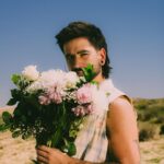 Camilo Instagram – El día que grabamos el video de palpita en el desierto cerca a Los Ángeles, nos perdimos. El lugar era en la mitad de la nada. Vi un zorro por primera vez.
Un señor llegó en un carro y cuando abrió el baúl, adentro había una pizza gigante, del tamaño de un ventilador de techo y con los ingredientes estaba escrito mi nombre y el de Diljit.
El viento parecía que iba a levantarnos del piso.
Se me llenaron los zapatos por dentro de unos pedazos de unas plantas que se sentían como agujas.
Corté una camisa y me puse las mangas de medias.
Vi bailar a @diljitdosanjh con unos pasos que nunca había visto en mi vida.
Y el video quedó así de increíble como ese día.