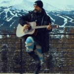 Camilo Instagram – No podía ver esas montañas y no sacar guitarra!
Casi se me congelan los dedos 🥶♥️😝