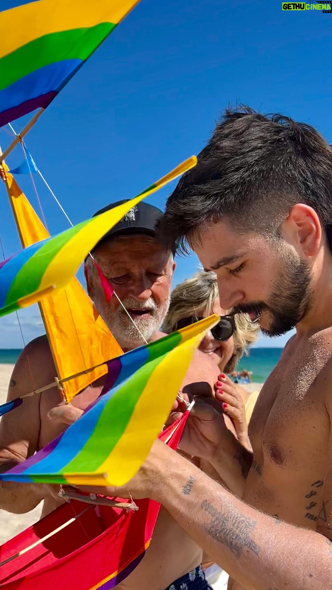 Camilo Instagram - Volando con mi héroe 🪁El que me enseñó a intentar las cosas mil veces.