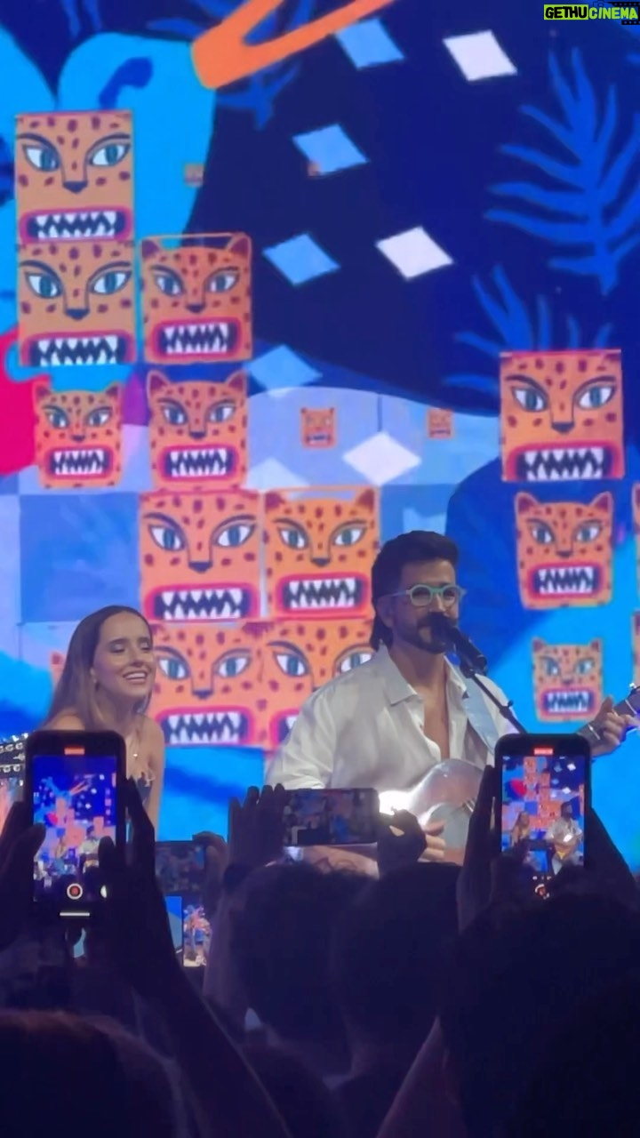Camilo Instagram - #ad Celebramos #RitmoyColorMcD junto a @mcdonalds en Miami 馃崯馃帹 una celebraci贸n especial de c贸mo los colores se manifiestan de mil maneras