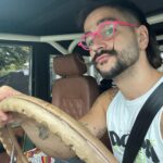 Camilo Instagram - Este día duró como 35 vidas. No puedo creer que esta sea mi vida. 1. Me fui a hot yoga tempranito, escuchando clics modernos de @charlygarcia a un volumen al borde de lo peligroso para mis oídos. 2. Mi compañero Romerito. 3. Mi hermana es la mejor en yoga pero casi nos morimos en esa clase. 4. Vean las gotas de sudor. Me tomé como 70 litros de agua después. 5. Volví a casa y pedimos almuerzo y nos lo comimos en la cama viendo Grey's Anatomy. 6. Luego me puse este collar porque era perfecto para la ocasión 🫀(quisiera tener en el pecho un botón...) 7. Llegué a probar sonido porque @alejandrosanz me invitó a cantar en su concierto en Miami 😳 8. Cantamos NASA y las palabras que dijo cuando me presentó fueron wow. Hermosas. 9. Y en primera fila como siempre @evaluna. La razón de mi sonrisa. 10. Y aquí me estaba yendo a casa con mi otra compañerita. Mi familia, mi núcleo. Mi mayor logro.