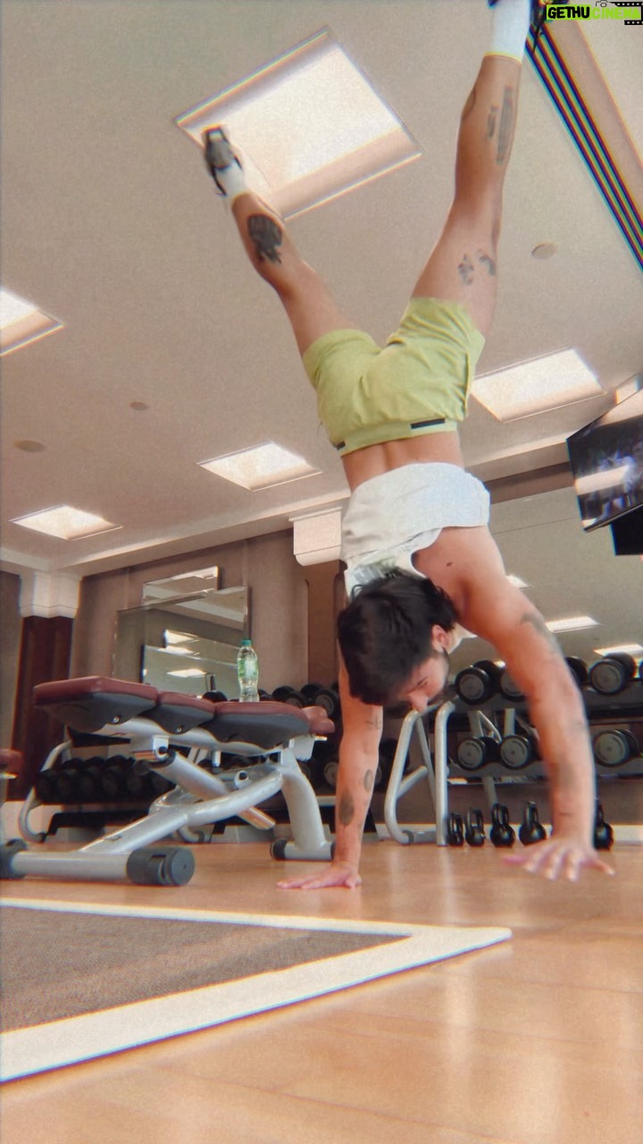 Camilo Instagram - Nueva canción favorita pa entrenar!! 💪🏽❤️🔥 I wanna see you guys working out with this song!! Tag me so I can see u and repost u! 👀 Úsenla, y etiquétenme para repostearlos!! 👀 💦 💦 💦 💦 #palpita