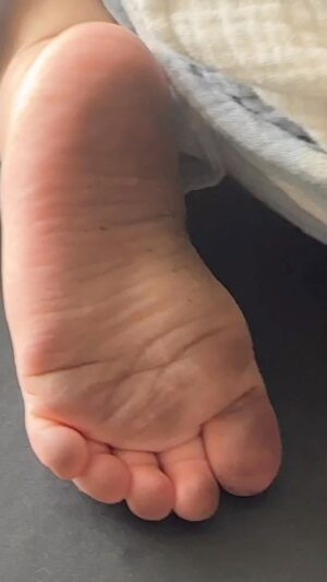 Camilo Instagram - Mensaje para todos los que se preocupan porque mi hija anda descalza: Descansen. Bye.🦶🏼