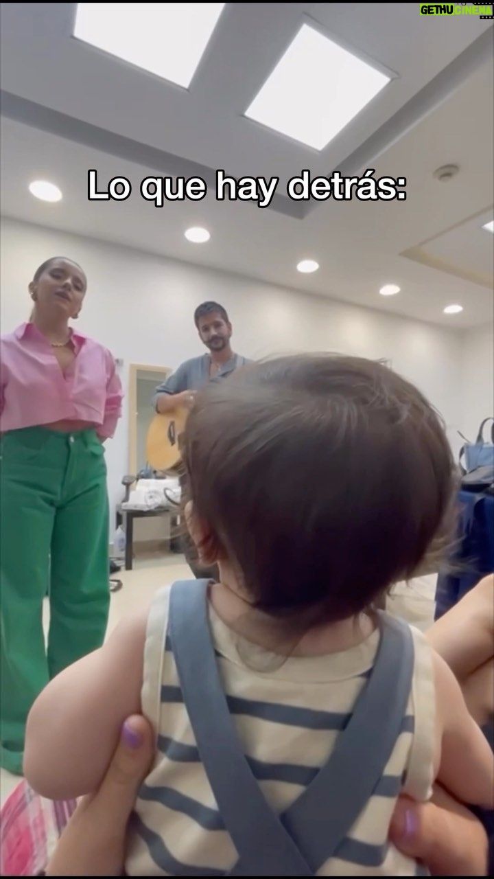 Camilo Instagram - Una historia no es una buena historia por el hecho de estar libre de problemas y dificultades. Los ríos no son más bonitos mientras más rectos sean. Todo lo contrario, son las curvas, los vericuetos, los pasajes estrechos y las piedras atravesadas las que hacen que un paseo flotando en ese río sea interesante y precioso. En la creación no existen las líneas rectas. Piensen en eso. Gracias a La Tribu, mi familia, mis amigos, y mi equipo de trabajo por agarrarme la mano y permitirme caminar con junto a ellos. Gracias por estar y dejarme estar.