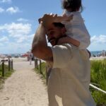 Camilo Instagram – Lágrimas. Hoy es un día para cerrar los ojos y llorar de agradecimiento por el milagro de que Dios nos haya invitado a ser parte de la creación del universo.
Que Índigo sea vida de mi vida es un disparate que todavía no me cabe en el entendimiento.
Feliz día a mi padre, que es tronco del que soy rama… y a mi suegro, que no de gratis le dicen el papá de los pollitos! 
1. Viendo el mundo por primera vez cada vez que Índigo ve el mundo por primera vez.
2. Los dos señores viéndome en el exacto momento en que convertí en papá hace 14 meses. (Mi cara de cansado después de 29 horas de parto)
🌱