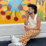 Camilo Instagram – #ad Familia de New York, con orgullo les comparto esta colaboración #ritmoycolormcd junto a @mcdonalds y @carlisimaultra

Carla es una gran artista visual que tuvo la oportunidad de intervenir un restaurante McDonald’s en la cuidad de Ny con sus murales inspirados en su latinidad y en su país de origen, Ecuador. 

Vayan a ritmoycolormcd.com para más información 🔥🔥