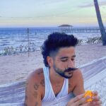 Camilo Instagram – Escuchar sus voces a coro con la mía cantando esta canción me da escalofríos. 
Me recuerda que no estamos solos. Incluso en el dolor, somos uno y nos acompañamos. Siempre. 
.
5:24 en vivo con las voces de La Tribu. 
Link en bio ♥️