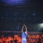 Camilo Instagram – Eso de “Amar es Nuestra Revolución” no es algo que decimos a la ligera…. nos lo tomamos en serio❤️‍🩹
No es una causa inocente como parece. 
El amor es contagioso, las sonrisas transforman el mundo ladrillo a ladrillo 🧱 
Aquí voy regresando a casa después de encontrarme con un millón de ustedes ✈️ Recordándolos a todos mientras escucho sus voces en las versiones en vivo de las canciones que nos acompañaron durante el tour!! Vayan a escucharlas!! 💿🙏🏼⛺️
Link en mi bio