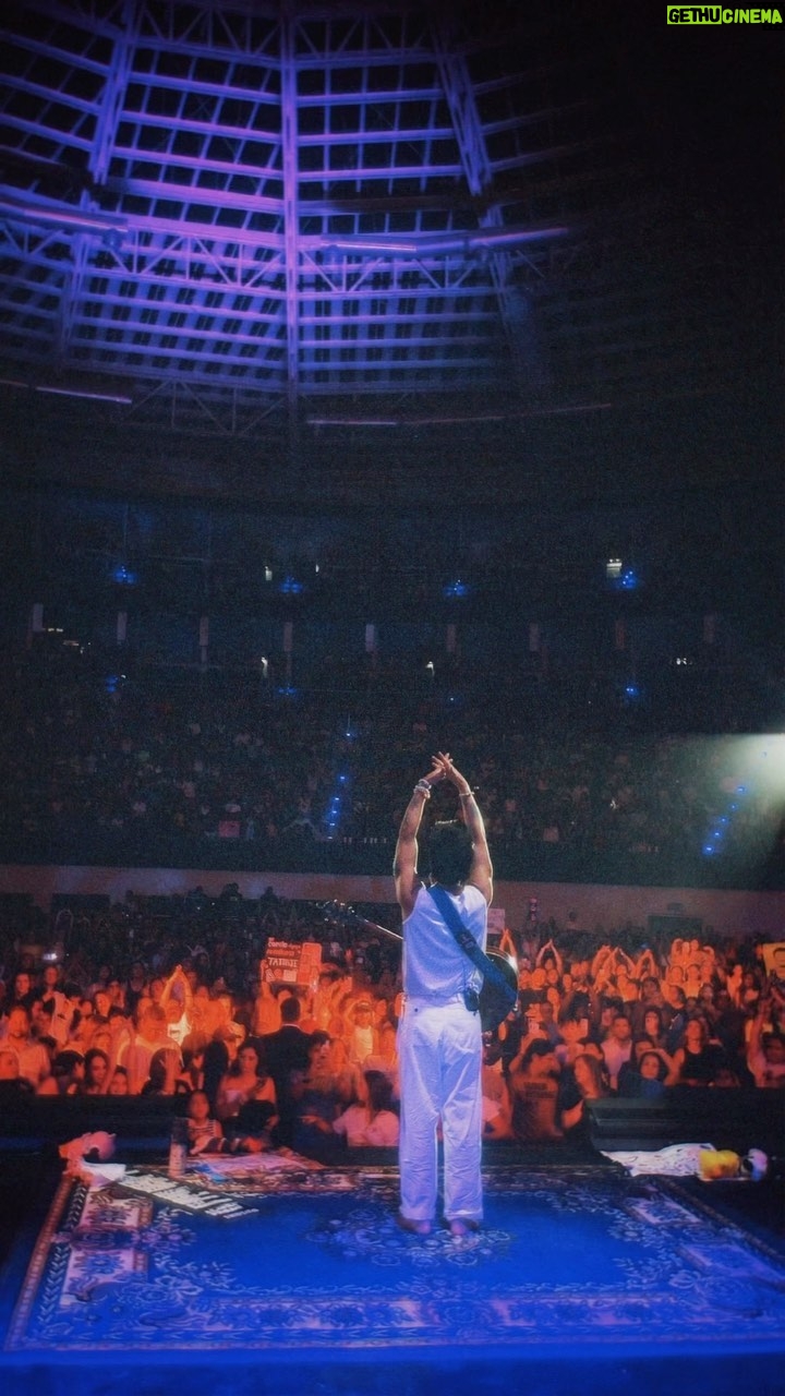 Camilo Instagram - Eso de “Amar es Nuestra Revolución” no es algo que decimos a la ligera.... nos lo tomamos en serio❤️🩹 No es una causa inocente como parece. El amor es contagioso, las sonrisas transforman el mundo ladrillo a ladrillo 🧱 Aquí voy regresando a casa después de encontrarme con un millón de ustedes ✈️ Recordándolos a todos mientras escucho sus voces en las versiones en vivo de las canciones que nos acompañaron durante el tour!! Vayan a escucharlas!! 💿🙏🏼⛺️ Link en mi bio