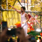 Camilo Instagram – La mejor parte de girar es ver desde arriba del escenario la cara de la gente mientras te cantan tus canciones de vuelta, contándote lo que significaron esas canciones en sus vidas.
La Tribu ha sido siempre la verdadera dueña de todas estas canciones!
Hoy les entrego mi álbum De Adentro Pa Afuera Deluxe Version, con versiones en vivo de esas canciones que han significado tanto en mi vida y en la de ustedes!! CON SUS VOCES! 
Esta canción justamente es De Adentro Pa Afuera, una historia del viaje que hay de la cabeza al corazón!
VAYAN A ESCUCHAR EL ÁLBUM EN TODAS LAS PLATAFORMAS DIGITALES 💿 
Link en mi Bio.