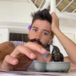 Camilo Instagram – Amanecí ilusionado porque hoy sale mi álbum DELUXE… y Dios me sorprendió con esto:
Evaluna descubrió un colibrí que se perdió dentro de la casa y estaba asustado.
Tratamos de ayudarlo, y nos permitió conocerlo, conversar con él, Evaluna le preparo un poquito de beber, nos hicimos amigos y pudimos acompañarlo hasta el momento en que retomó su vuelo.
Cuando estaba listo para irse, salió a volar y se montó en mi cabeza como despidiéndose, y regalándome uno de los momentos más lindos de mi vida.
Yo no sé cómo se comunica Dios con ustedes, pero conmigo lo hace así.