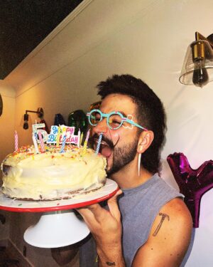 Camilo Instagram - Empanadas, bombas y una torta hecha por @evaluna para celebrar 5 años de La Tribu. 🎂 ♥️ ⛺️ 
Cinco años de SER NOSOTROS MISMOS. De creer en lo que tenemos dentro. 
El otro día fui a un concierto y un señor que trabajaba en limpieza me gritó CAMILOOO, yo soy de La Tribu. Y nos dimos un abrazo y fui feliz. Estamos por todas partes del mundo, donde menos se lo esperan buaahahahahahaha!!!
Feliz diaaaaa. Los amo!