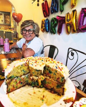 Camilo Instagram - Empanadas, bombas y una torta hecha por @evaluna para celebrar 5 años de La Tribu. 🎂 ♥️ ⛺️ 
Cinco años de SER NOSOTROS MISMOS. De creer en lo que tenemos dentro. 
El otro día fui a un concierto y un señor que trabajaba en limpieza me gritó CAMILOOO, yo soy de La Tribu. Y nos dimos un abrazo y fui feliz. Estamos por todas partes del mundo, donde menos se lo esperan buaahahahahahaha!!!
Feliz diaaaaa. Los amo!