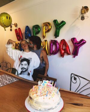 Camilo Instagram - Empanadas, bombas y una torta hecha por @evaluna para celebrar 5 años de La Tribu. 🎂 ♥️ ⛺️ 
Cinco años de SER NOSOTROS MISMOS. De creer en lo que tenemos dentro. 
El otro día fui a un concierto y un señor que trabajaba en limpieza me gritó CAMILOOO, yo soy de La Tribu. Y nos dimos un abrazo y fui feliz. Estamos por todas partes del mundo, donde menos se lo esperan buaahahahahahaha!!!
Feliz diaaaaa. Los amo!