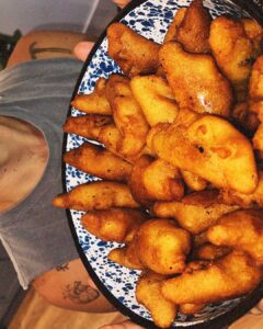 Camilo Instagram - Empanadas, bombas y una torta hecha por @evaluna para celebrar 5 años de La Tribu. 🎂 ♥️ ⛺️ Cinco años de SER NOSOTROS MISMOS. De creer en lo que tenemos dentro. El otro día fui a un concierto y un señor que trabajaba en limpieza me gritó CAMILOOO, yo soy de La Tribu. Y nos dimos un abrazo y fui feliz. Estamos por todas partes del mundo, donde menos se lo esperan buaahahahahahaha!!! Feliz diaaaaa. Los amo!