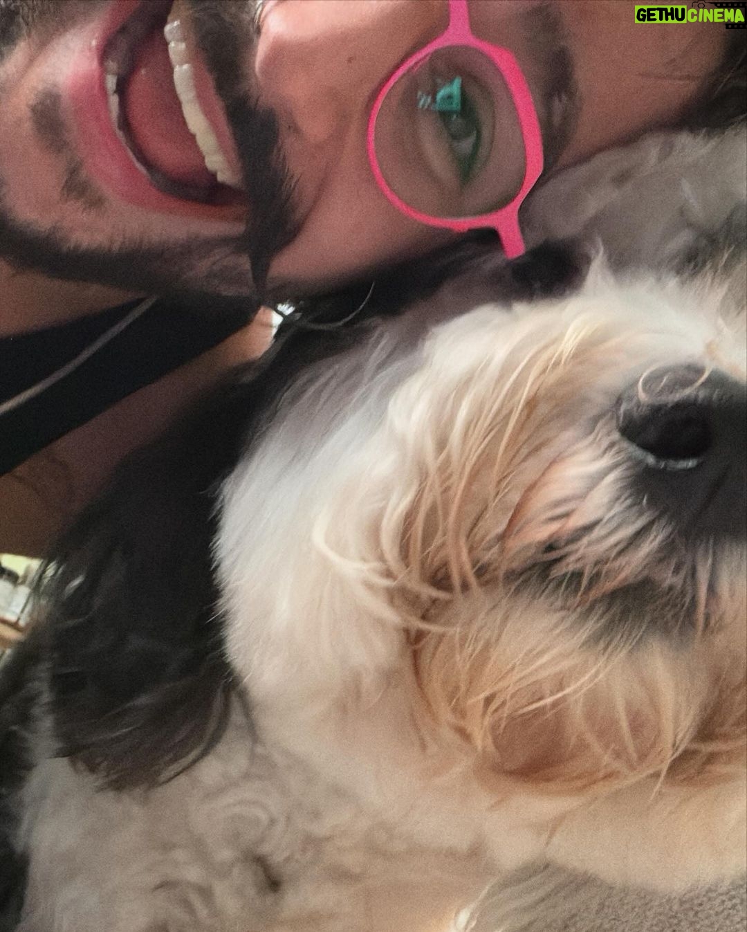 Camilo Instagram - Lafa milia. Les hicimos un playlist con lo que estamos oyendo ahora. (Link en mi Bio) Se llama Fattoush porque fue nuestro plato favorito en Dubai. Bai.