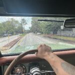 Camilo Instagram - Este día duró como 35 vidas. No puedo creer que esta sea mi vida. 1. Me fui a hot yoga tempranito, escuchando clics modernos de @charlygarcia a un volumen al borde de lo peligroso para mis oídos. 2. Mi compañero Romerito. 3. Mi hermana es la mejor en yoga pero casi nos morimos en esa clase. 4. Vean las gotas de sudor. Me tomé como 70 litros de agua después. 5. Volví a casa y pedimos almuerzo y nos lo comimos en la cama viendo Grey's Anatomy. 6. Luego me puse este collar porque era perfecto para la ocasión 🫀(quisiera tener en el pecho un botón...) 7. Llegué a probar sonido porque @alejandrosanz me invitó a cantar en su concierto en Miami 😳 8. Cantamos NASA y las palabras que dijo cuando me presentó fueron wow. Hermosas. 9. Y en primera fila como siempre @evaluna. La razón de mi sonrisa. 10. Y aquí me estaba yendo a casa con mi otra compañerita. Mi familia, mi núcleo. Mi mayor logro.