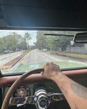 Camilo Instagram - Este día duró como 35 vidas. No puedo creer que esta sea mi vida. 
1. Me fui a hot yoga tempranito, escuchando clics modernos de @charlygarcia a un volumen al borde de lo peligroso para mis oídos. 
2. Mi compañero Romerito.
3. Mi hermana es la mejor en yoga pero casi nos morimos en esa clase.
4. Vean las gotas de sudor. Me tomé como 70 litros de agua después.
5. Volví a casa y pedimos almuerzo y nos lo comimos en la cama viendo Grey's Anatomy.
6. Luego me puse este collar porque era perfecto para la ocasión 🫀(quisiera tener en el pecho un botón...)
7. Llegué a probar sonido porque @alejandrosanz me invitó a cantar en su concierto en Miami 😳
8. Cantamos NASA y las palabras que dijo cuando me presentó fueron wow. Hermosas.
9. Y en primera fila como siempre @evaluna. La razón de mi sonrisa.
10. Y aquí me estaba yendo a casa con mi otra compañerita. Mi familia, mi núcleo. Mi mayor logro.