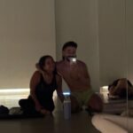 Camilo Instagram - Este día duró como 35 vidas. No puedo creer que esta sea mi vida. 1. Me fui a hot yoga tempranito, escuchando clics modernos de @charlygarcia a un volumen al borde de lo peligroso para mis oídos. 2. Mi compañero Romerito. 3. Mi hermana es la mejor en yoga pero casi nos morimos en esa clase. 4. Vean las gotas de sudor. Me tomé como 70 litros de agua después. 5. Volví a casa y pedimos almuerzo y nos lo comimos en la cama viendo Grey's Anatomy. 6. Luego me puse este collar porque era perfecto para la ocasión 🫀(quisiera tener en el pecho un botón...) 7. Llegué a probar sonido porque @alejandrosanz me invitó a cantar en su concierto en Miami 😳 8. Cantamos NASA y las palabras que dijo cuando me presentó fueron wow. Hermosas. 9. Y en primera fila como siempre @evaluna. La razón de mi sonrisa. 10. Y aquí me estaba yendo a casa con mi otra compañerita. Mi familia, mi núcleo. Mi mayor logro.