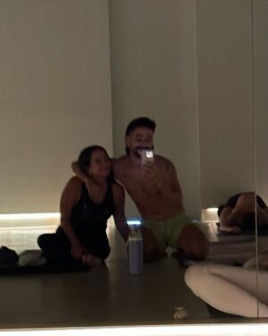 Camilo Instagram - Este día duró como 35 vidas. No puedo creer que esta sea mi vida. 
1. Me fui a hot yoga tempranito, escuchando clics modernos de @charlygarcia a un volumen al borde de lo peligroso para mis oídos. 
2. Mi compañero Romerito.
3. Mi hermana es la mejor en yoga pero casi nos morimos en esa clase.
4. Vean las gotas de sudor. Me tomé como 70 litros de agua después.
5. Volví a casa y pedimos almuerzo y nos lo comimos en la cama viendo Grey's Anatomy.
6. Luego me puse este collar porque era perfecto para la ocasión 🫀(quisiera tener en el pecho un botón...)
7. Llegué a probar sonido porque @alejandrosanz me invitó a cantar en su concierto en Miami 😳
8. Cantamos NASA y las palabras que dijo cuando me presentó fueron wow. Hermosas.
9. Y en primera fila como siempre @evaluna. La razón de mi sonrisa.
10. Y aquí me estaba yendo a casa con mi otra compañerita. Mi familia, mi núcleo. Mi mayor logro.