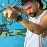Camilo Instagram - Este día duró como 35 vidas. No puedo creer que esta sea mi vida. 1. Me fui a hot yoga tempranito, escuchando clics modernos de @charlygarcia a un volumen al borde de lo peligroso para mis oídos. 2. Mi compañero Romerito. 3. Mi hermana es la mejor en yoga pero casi nos morimos en esa clase. 4. Vean las gotas de sudor. Me tomé como 70 litros de agua después. 5. Volví a casa y pedimos almuerzo y nos lo comimos en la cama viendo Grey's Anatomy. 6. Luego me puse este collar porque era perfecto para la ocasión 🫀(quisiera tener en el pecho un botón...) 7. Llegué a probar sonido porque @alejandrosanz me invitó a cantar en su concierto en Miami 😳 8. Cantamos NASA y las palabras que dijo cuando me presentó fueron wow. Hermosas. 9. Y en primera fila como siempre @evaluna. La razón de mi sonrisa. 10. Y aquí me estaba yendo a casa con mi otra compañerita. Mi familia, mi núcleo. Mi mayor logro.
