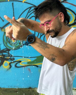 Camilo Instagram - Este día duró como 35 vidas. No puedo creer que esta sea mi vida. 
1. Me fui a hot yoga tempranito, escuchando clics modernos de @charlygarcia a un volumen al borde de lo peligroso para mis oídos. 
2. Mi compañero Romerito.
3. Mi hermana es la mejor en yoga pero casi nos morimos en esa clase.
4. Vean las gotas de sudor. Me tomé como 70 litros de agua después.
5. Volví a casa y pedimos almuerzo y nos lo comimos en la cama viendo Grey's Anatomy.
6. Luego me puse este collar porque era perfecto para la ocasión 🫀(quisiera tener en el pecho un botón...)
7. Llegué a probar sonido porque @alejandrosanz me invitó a cantar en su concierto en Miami 😳
8. Cantamos NASA y las palabras que dijo cuando me presentó fueron wow. Hermosas.
9. Y en primera fila como siempre @evaluna. La razón de mi sonrisa.
10. Y aquí me estaba yendo a casa con mi otra compañerita. Mi familia, mi núcleo. Mi mayor logro.