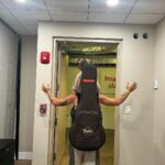 Camilo Instagram - Este día duró como 35 vidas. No puedo creer que esta sea mi vida. 1. Me fui a hot yoga tempranito, escuchando clics modernos de @charlygarcia a un volumen al borde de lo peligroso para mis oídos. 2. Mi compañero Romerito. 3. Mi hermana es la mejor en yoga pero casi nos morimos en esa clase. 4. Vean las gotas de sudor. Me tomé como 70 litros de agua después. 5. Volví a casa y pedimos almuerzo y nos lo comimos en la cama viendo Grey's Anatomy. 6. Luego me puse este collar porque era perfecto para la ocasión 🫀(quisiera tener en el pecho un botón...) 7. Llegué a probar sonido porque @alejandrosanz me invitó a cantar en su concierto en Miami 😳 8. Cantamos NASA y las palabras que dijo cuando me presentó fueron wow. Hermosas. 9. Y en primera fila como siempre @evaluna. La razón de mi sonrisa. 10. Y aquí me estaba yendo a casa con mi otra compañerita. Mi familia, mi núcleo. Mi mayor logro.