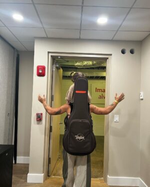 Camilo Instagram - Este día duró como 35 vidas. No puedo creer que esta sea mi vida. 
1. Me fui a hot yoga tempranito, escuchando clics modernos de @charlygarcia a un volumen al borde de lo peligroso para mis oídos. 
2. Mi compañero Romerito.
3. Mi hermana es la mejor en yoga pero casi nos morimos en esa clase.
4. Vean las gotas de sudor. Me tomé como 70 litros de agua después.
5. Volví a casa y pedimos almuerzo y nos lo comimos en la cama viendo Grey's Anatomy.
6. Luego me puse este collar porque era perfecto para la ocasión 🫀(quisiera tener en el pecho un botón...)
7. Llegué a probar sonido porque @alejandrosanz me invitó a cantar en su concierto en Miami 😳
8. Cantamos NASA y las palabras que dijo cuando me presentó fueron wow. Hermosas.
9. Y en primera fila como siempre @evaluna. La razón de mi sonrisa.
10. Y aquí me estaba yendo a casa con mi otra compañerita. Mi familia, mi núcleo. Mi mayor logro.