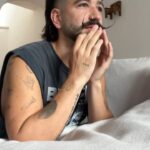 Camilo Instagram - Siempre me da un poquito de pudor ponerme esta camiseta porque jajajaja qué va a decir la gente?? Tipo wow, Camilo es su propio fan jajajajaja Pero hoy no me aguanté... y sí. Sí lo soy. Amo lo que está pasándome, la vida que llevo, las 7 nominaciones al @latingrammys , la Tribu que crece y crece... Y @evaluna dijo que pa celebrar ella iba a cocinar... así que bueno... La vida feliz. GRACIAS AL CREADOR POR ESTOOOOO!!!!!!!!!! Gracias Tribu, gracias a la academia, gracias a mis papás que me siguen amando aun con este bigote. GRACIAAAAAAS!!!