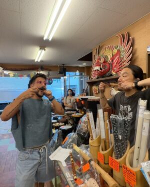 Camilo Instagram - Amando Japón 🇯🇵 
Si yo hubiera venido a pasear nada más, igual habría sido feliz como una lombriz... pero el hecho de que lo que me haya traído haya sido mi guitarra y mis canciones... uf. 
Caigo de rodillas de agradecimiento con Dios y con ustedes!!
Días de explorar instrumentos japoneses, de comer hasta que salga el ombligo, recorrer bosques antiguos y hacer abdominales con las carcajadas cada 5 minutos.