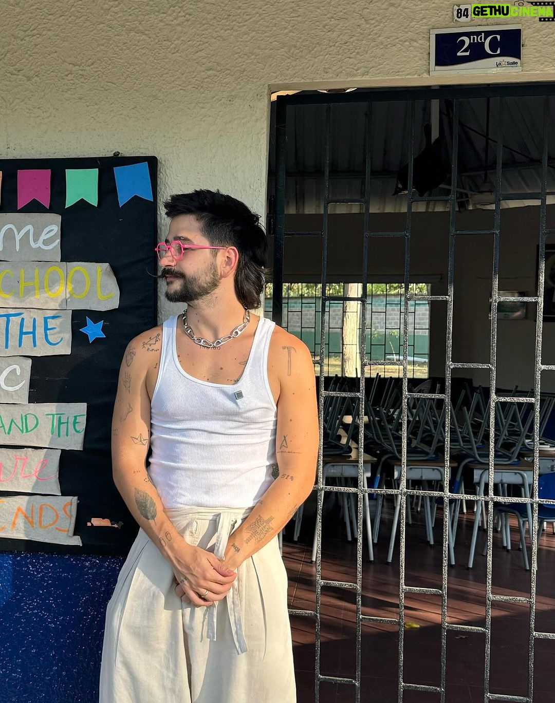 Camilo Instagram - En el aeropuerto, apenas llegué, con el corazón a mil por estar en Montería, una niña me preguntó si podía orar muy rápido. Le dije que sí y dijo: “Gracias Padre, porque Camilo regresó a su casa”. Ahí se completó mi corazón! 1. Volver a 2C 📝 2. Dos Monterianos volviendo a casa. Gracias @manuelturizo por esta invitación. Te admiro profundísimamente. 3. En este patio nunca pasó el tiempo 4. Peto 4 the soul 🥣 5. Mi niñez sigue jugando en estas canchas 6. Timbrando en la primera casa que recuerdo para que me dejaran entrar a recordar. 7. Yo me quedo aquí debajo de la bonga 🌳 8. Vueltiao 9. Lágrimas de nostalgia y ganas de volver a estar ahí. Montería - Córdoba