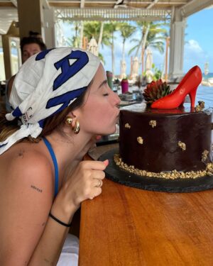 Camilo Instagram - Y que el mundo se parezca más a ella.
Amén.
Feliz cumpleaños a mi mejor amiga.