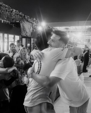 Camilo Instagram - Hoy tuve la fortuna de acompañar a un ser humano increíble y al mejor jugador de la historia @leomessi , en su llegada al @intermiamicf 

Mientras todo el mundo lo homenajeaba, él estaba con su maravillosa esposa @antonelaroccuzzo viendo a sus hijos jugar a la pelota al frente de miles de personas.

No podemos decir que no estamos felices de tenerlos cerca, verdad @evaluna? jajaja