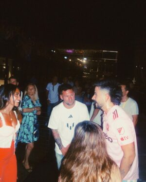 Camilo Instagram - Hoy tuve la fortuna de acompañar a un ser humano increíble y al mejor jugador de la historia @leomessi , en su llegada al @intermiamicf 

Mientras todo el mundo lo homenajeaba, él estaba con su maravillosa esposa @antonelaroccuzzo viendo a sus hijos jugar a la pelota al frente de miles de personas.

No podemos decir que no estamos felices de tenerlos cerca, verdad @evaluna? jajaja
