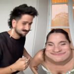 Camilo Instagram – Días de jugar, jugar y jugar, estar en familia, de mirar adentro, de respirar profundo y de llenarme de energía creativa!! 
Los leo abajo 👇🏼 
Quiero que me cuenten qué andan viviendo, historias que tengan que merezcan ser contadas, sentimientos que se anden moviendo dentro de ustedes…
Mañana voy a agarrar guitarra y jugar con lo que escriban… y se los voy a compartir… 
Va??