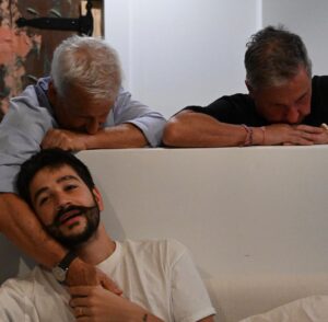 Camilo Instagram - Lágrimas. Hoy es un día para cerrar los ojos y llorar de agradecimiento por el milagro de que Dios nos haya invitado a ser parte de la creación del universo.
Que Índigo sea vida de mi vida es un disparate que todavía no me cabe en el entendimiento.
Feliz día a mi padre, que es tronco del que soy rama... y a mi suegro, que no de gratis le dicen el papá de los pollitos! 
1. Viendo el mundo por primera vez cada vez que Índigo ve el mundo por primera vez.
2. Los dos señores viéndome en el exacto momento en que convertí en papá hace 14 meses. (Mi cara de cansado después de 29 horas de parto)
🌱