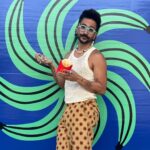 Camilo Instagram – #ad Familia de New York, con orgullo les comparto esta colaboración #ritmoycolormcd junto a @mcdonalds y @carlisimaultra

Carla es una gran artista visual que tuvo la oportunidad de intervenir un restaurante McDonald’s en la cuidad de Ny con sus murales inspirados en su latinidad y en su país de origen, Ecuador. 

Vayan a ritmoycolormcd.com para más información 🔥🔥